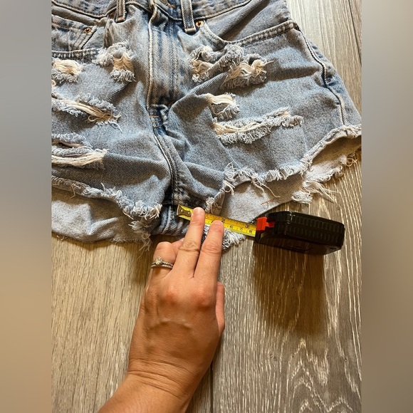 Levi’s Distressed High Rise Shorts Size 4 - Picture 4 of 6